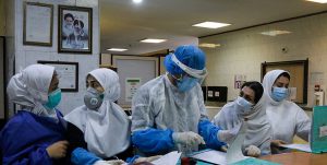 پزشکان بخش خصوصی مشهد پای کار مراکز دولتیِ واکسیناسیون و درمان کرونا آمدند