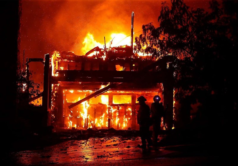 آتش سوزی در کالیفرنیا باعث تخریب ۳۰ خانه و ۲۰۰ هکتار زمین شد