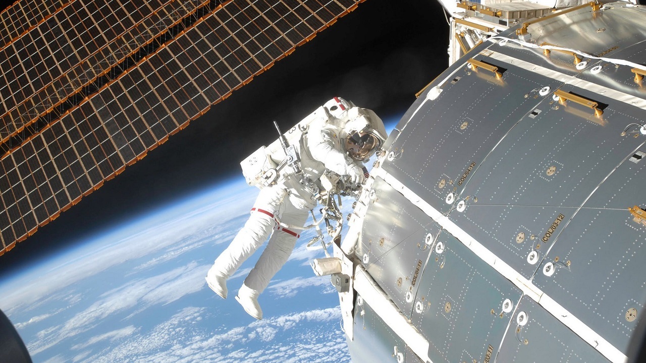 آژانس فضایی ناسا به دلیل نشت آب به کلاه یکی از فضانوردان فغلا راهپیمایی فضایی را متوقف کره است.