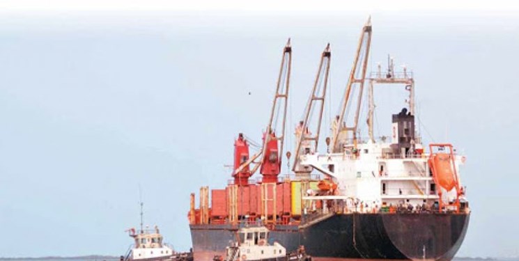 ائتلاف متجاوز، یک کشتی حامل گازوئیل را توقیف کرد و با اجبار، آن را به سمت منطقه «الحجز» در سواحل «جیزان» منتقل کرد.