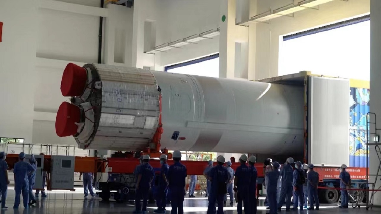 با توجه به اطلاعات دریافتی، موشک حامل Long March-۵ B Y ۳ با کمک خودرویی به محل پرتاب خود در جنوب چین رسیده است.
