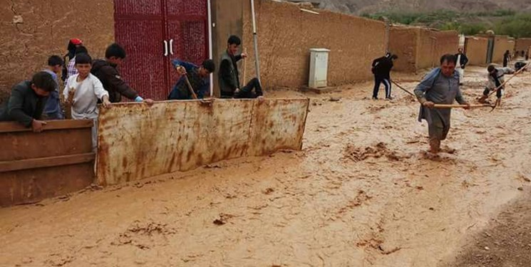 بر اثر جاری شدن سیل در ولایات مختلف افغانستان، بیش از ۱۰۰ خانه تخریب شده و ده‌ها راس دام نیز تلف شده‌اند. همچنین سیلاب‌ها در ۱۰ ولایت افغانستان تاکنون جان ۲۰ نفر را گرفته است.