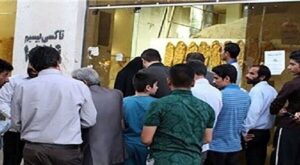 تقاضای کاذب برای خرید نان در مشهد منجر به تشکیل صفهای طولانی شده است