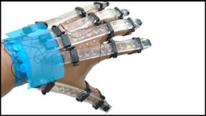 دستکش‌های جدیدی ساخته شده اند که به فیزیوتراپ‌ها و پزشکان امکان معاینه و معالجه بیماران را از راه دور می‌دهند.