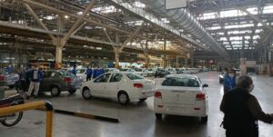 رئیس اتحادیه نمایشگاه داران و فروشندگان خودرو تهران گفت: مشکل بازار خودرو کشور انحصار و محدودیت عرضه است و موجب شده قیمت خودرو در کشورمان ۳ برابر قیمت های جهانی باشد.