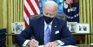 رئیس جمهور آمریکا اختیارات جدیدی را امضا کرد که کنگره برای تسریع در کمک‌های نظامی به اوکراین به او اعطا کرده است.
