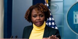 رئیس‌جمهور آمریکا یک زن سیاه‌پوست را به عنوان سخنگوی جدید کاخ سفید تعیین کرد.