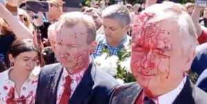 سفیر روسیه در لهستان در مراسم اهدای تاج گل در مراسم «روز پیروزی» در ورشو با رنگ قرمز مورد حمله قرار گرفت.