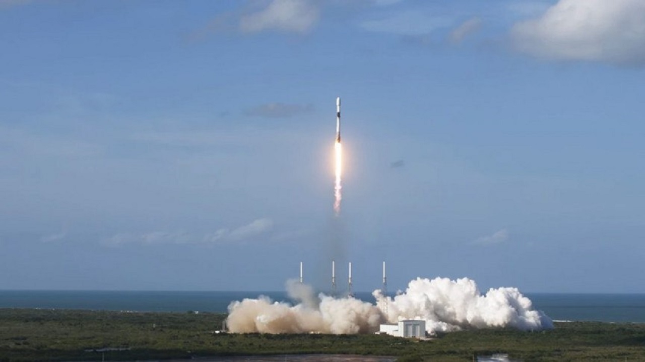 شرکت فضایی اسپیس ایکس با موفقیت ۵۳ ماهواره استار لینک را با کمک تقویت‌کننده‌ای به فضا پرتاب کرد.
