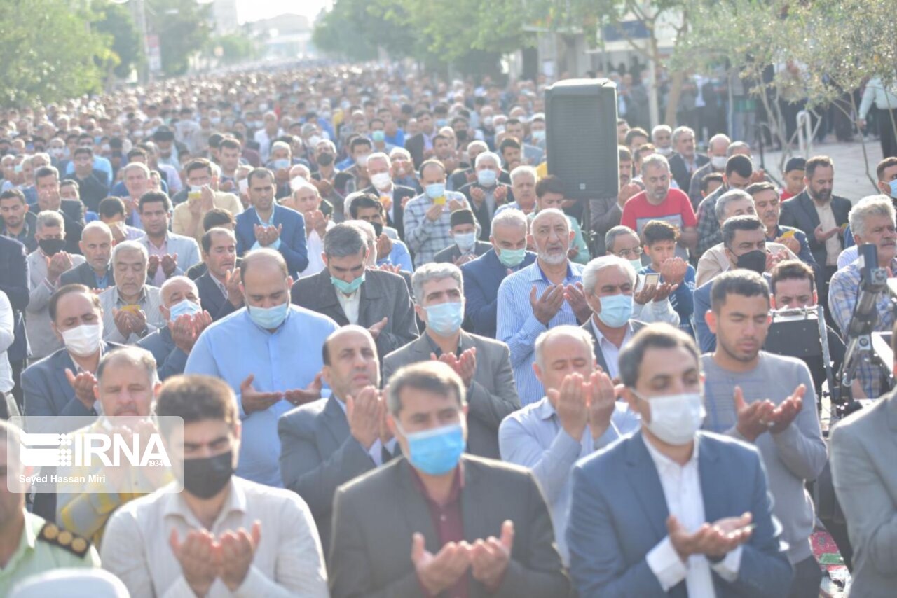 مردم قرچک به شکرانه یک ماه عبادت نماز عید فطر را اقامه کردند
