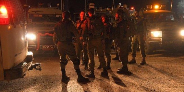 منابع خبری گفتند که در جریان تیراندازی در منطقه «روش هاعین» واقع در مناطق مرکزی فلسطین اشغالی، دو نفر زخمی شده‌اند.