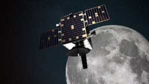 مهندسان در حال آزمایش دستگاهی هستند که قبل از پرتاب یک مأموریت نمایشی به ماه در سال ۲۰۲۴، مسیریابی با GPS را انجام می‌دهد.