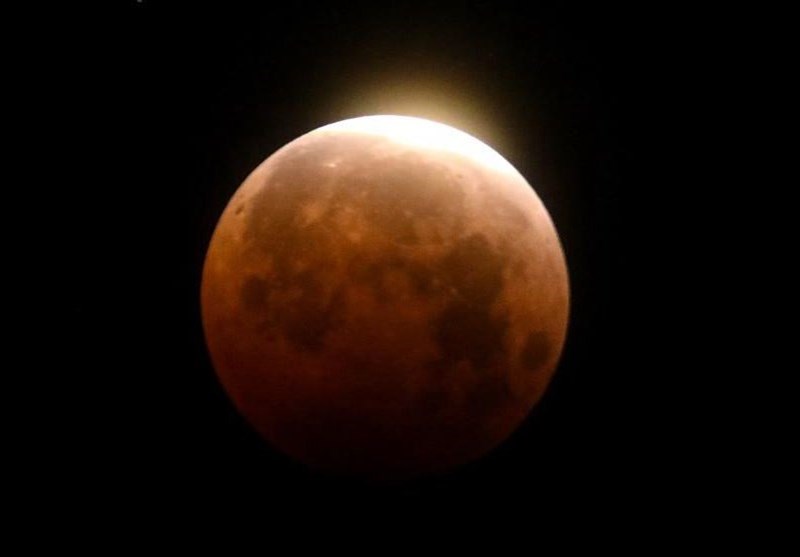 نخستین ماه خونین سال ۲۰۲۲ یکشنبه شب تا اوایل صبح دوشنبه، با ماه غرق در رنگ‌های قرمز و نارنجی منعکس شده از غروب و طلوع خورشید زمین برای حدود یک ساعت و نیم به وقوع می‌پیوندد و یکی از طولانی‌ترین ماه‌گرفتگی‌های دهه اخیر محسوب می‌شود.