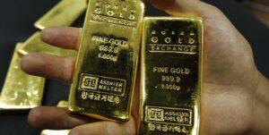 هرچند قیمت طلا امروز نزدیک به ۵ دلار افزایش یافت اما این فلز گران بها در مسیر ثبت سومین هفته کاهشی قیمت قرار دارد.
