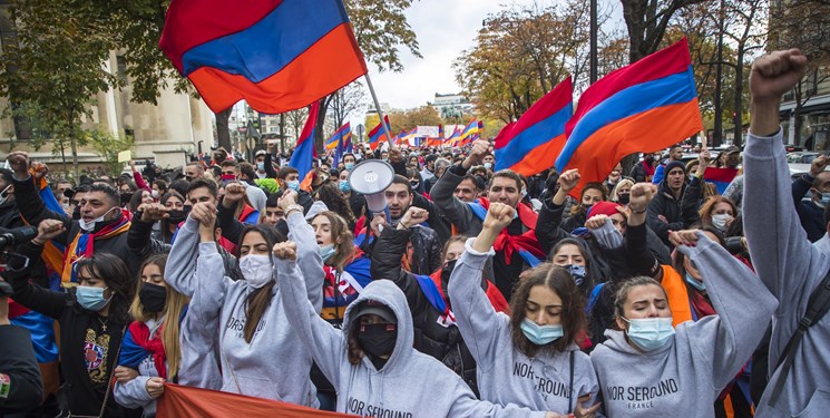 هواداران یکی از احزاب اصلی مخالف دولت حاکم ارمنستان  با برگزاری تظاهراتی در خیابان‌ها و میادین مهم پایتخت به نحوه مذاکره دولت با باکو بابت مسئله قره باغ معترض شدند.
