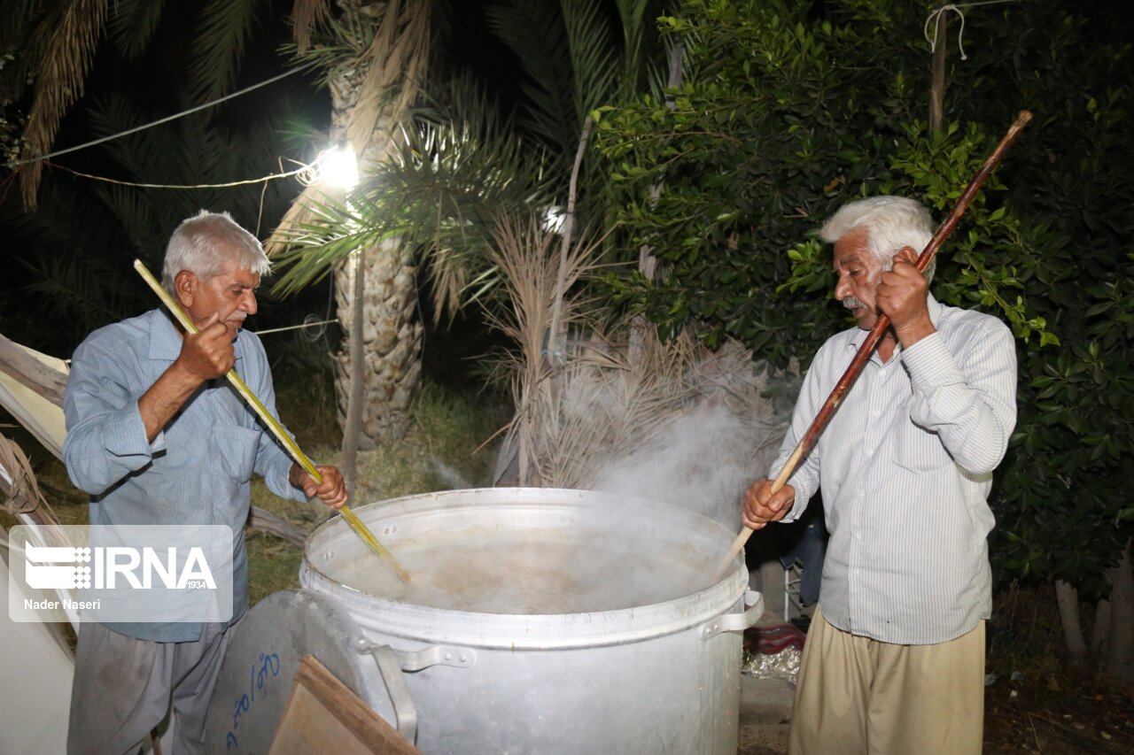 پخت و توزیع حلیم نذری در روستای سیاهو بندرعباس