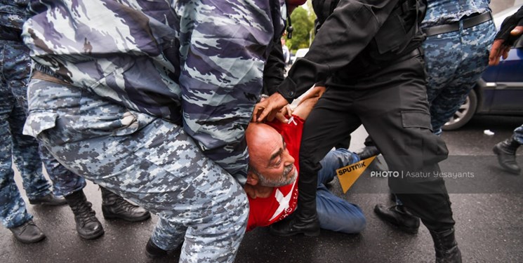 پلیس ارمنستان روز سه‌شنبه ۲۰۰ معترض به دولت نخست وزیر این کشور را در ایروان بازداشت کرد.