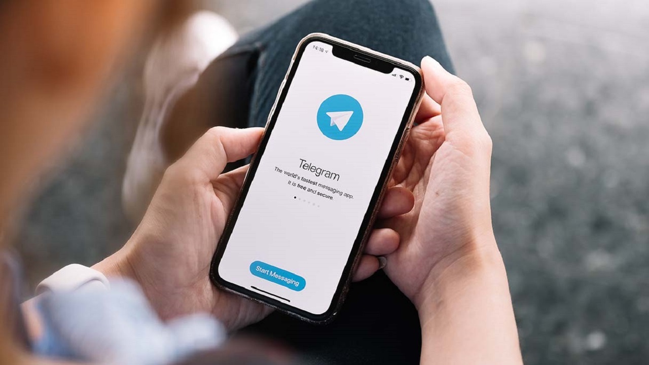 تلگرام سرویس حق اشتراکی را ارائه کرده که کاربران در صورت مشترک شدن می‌توانند از قابلیت‌های بیشتری مانند پین کردن ۱۰ چت استفاده کنند.