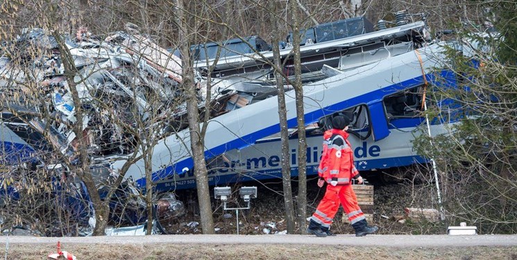 در حادثه‌ای که برای یک قطار در جنوب آلمان روی داد دست کم چهار نفر کشته و ۳۰ نفر مجروح شدند.