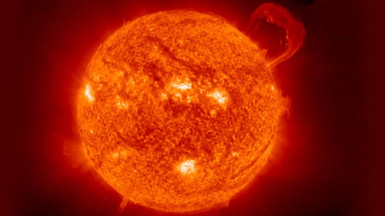 مشاهدات جدید در خصوص ذرات زیراتمی نشان داد که ترکیبات خورشید با آنچه قبلا می دانستیم تفاوت دارد.