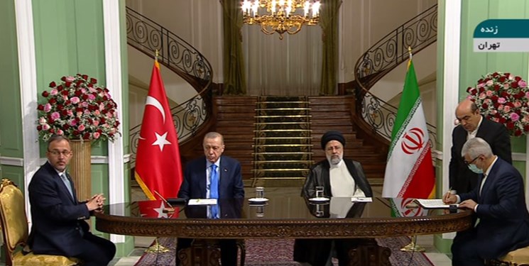 ایران و ترکیه ۸ سند همکاری امضا کردند