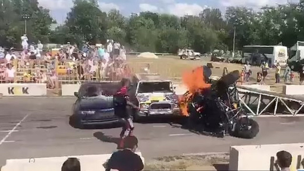 با آتش گرفتن خودروی مسابقه و گرفتار شدن پسربچه در داخل آن، پدر وی موفق به بیرون کشیدن او از داخل خودرو شد.