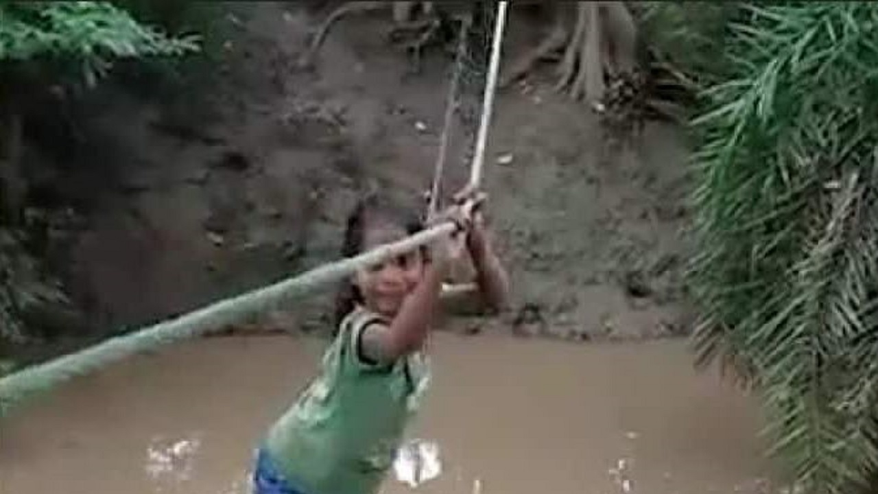 دانش آموزان محلی در هند مجبور به آویزان شدن از طناب برای عبور از رودخانه و حضور در مدرسه هستند.