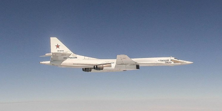 در نمایش قدرت ارتش روسیه به غرب، بمب افکن‌های اتمی روسیه با اسکورت جنگنده‌های «میگ-۳۱» بر فراز دریای بارنتس پرواز کردند.