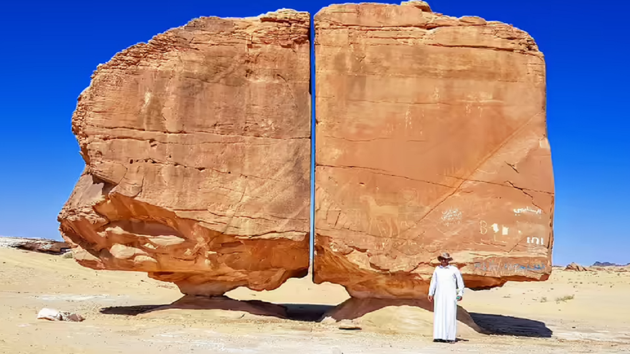 شکاف در صخره‌ النسلاء عربستان به قدری دقیق است که بسیاری تعجب می‌کنند که آیا طبیعت می‌توانست چنین شکاف صافی را ایجاد کند.