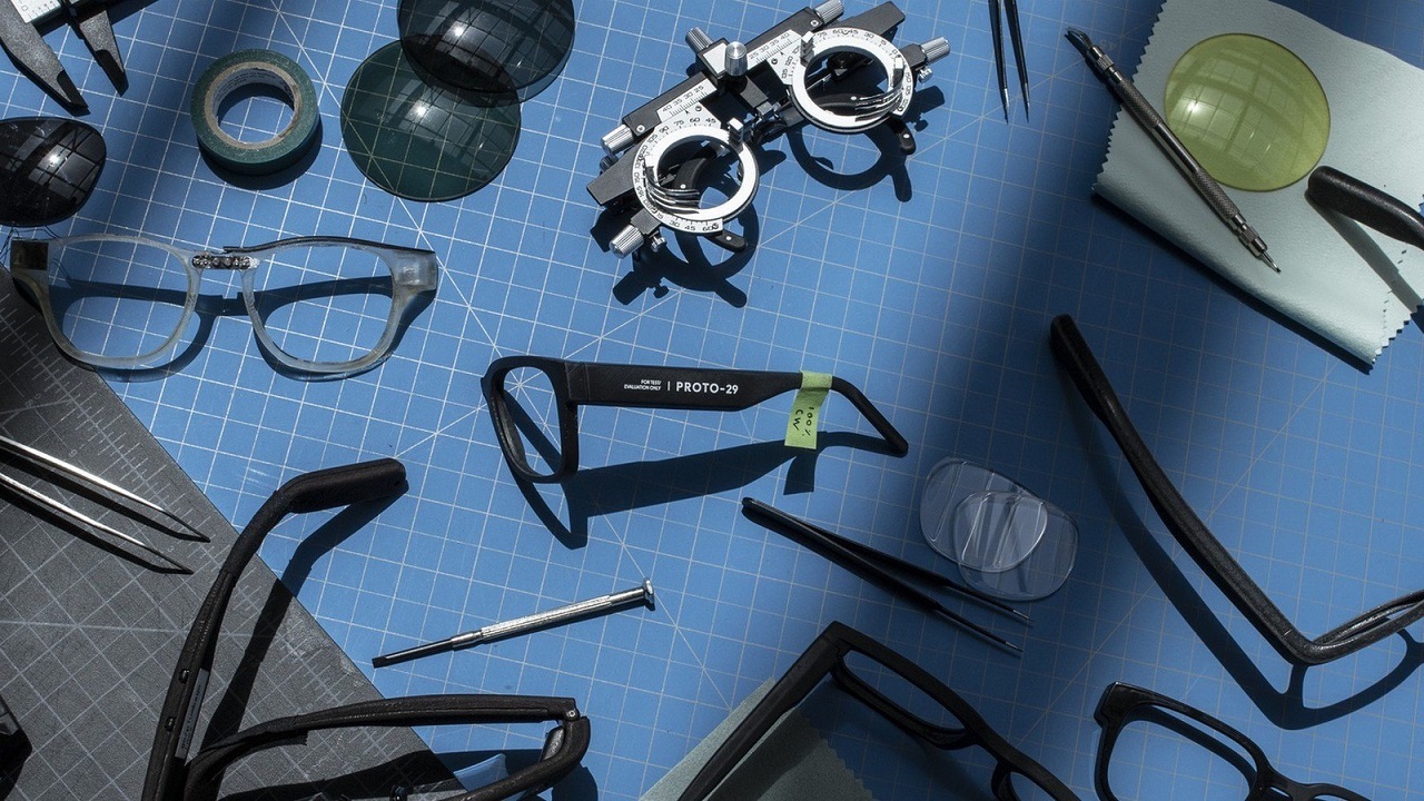عینک AR گوگل از سه بخش صفحه‌نمایش لمسی مخصوص، میکروفون و دوربین تشکیل شده است.