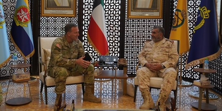 فرمانده تروریست‌های سنتکام (فرماندهی مرکزی آمریکا در غرب آسیا) با رئیس ستاد مشترک ارتش کویت دیدار و گفت‌وگو کرد.
