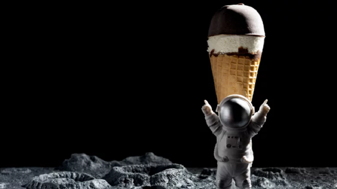 فضانوردان به دلیل نبود فریزر و  ترد بودن آن نمی‎‌توانند در فضا بستنی بخورند.