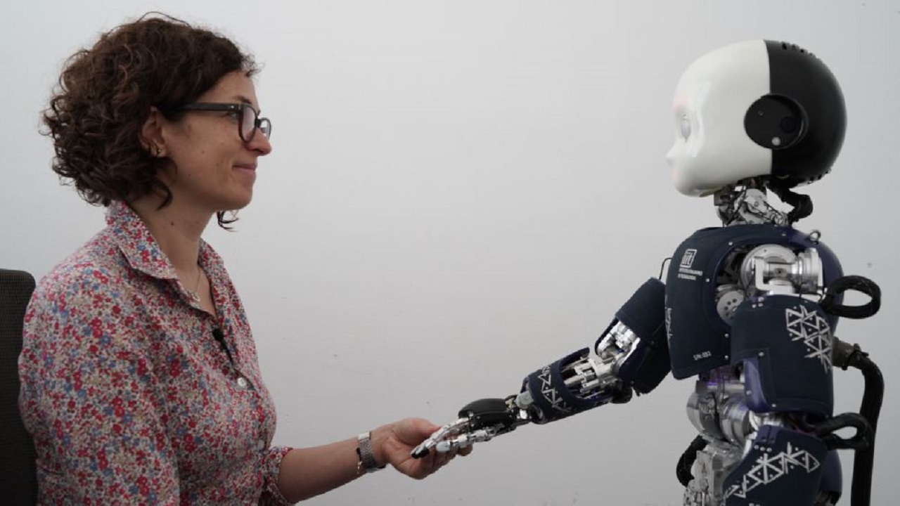 محققان موفق به طراحی و ساخت رباتی شده‌اند که با واکنش‌های احساسی بسیار شبیه به انسان، بینندگان را فریب می‌دهد.