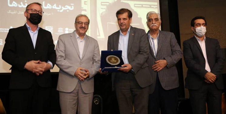مدیرعامل ذوب آهن اصفهان مدال زرین حامی روابط عمومی را دریافت کرد