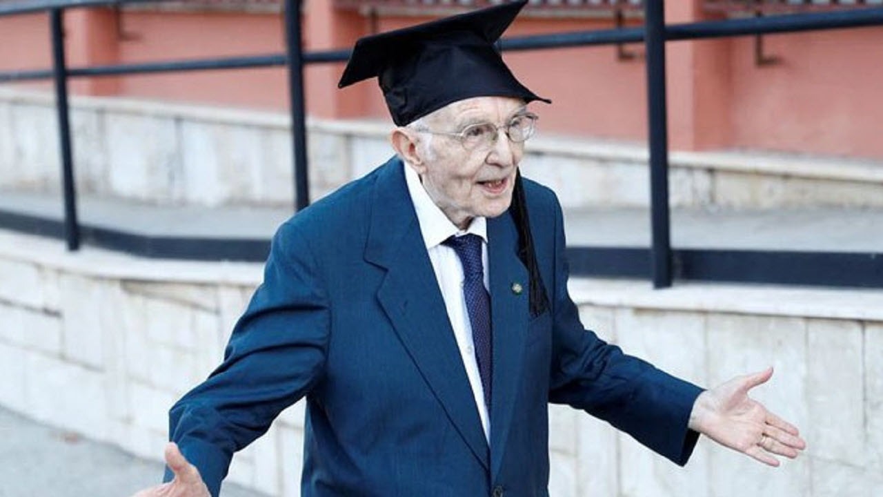 مرد سالخورده ایتالیایی در سن ۹۸ سالگی موفق به دریافت مدرک دیگر خود از دانشگاه شد.