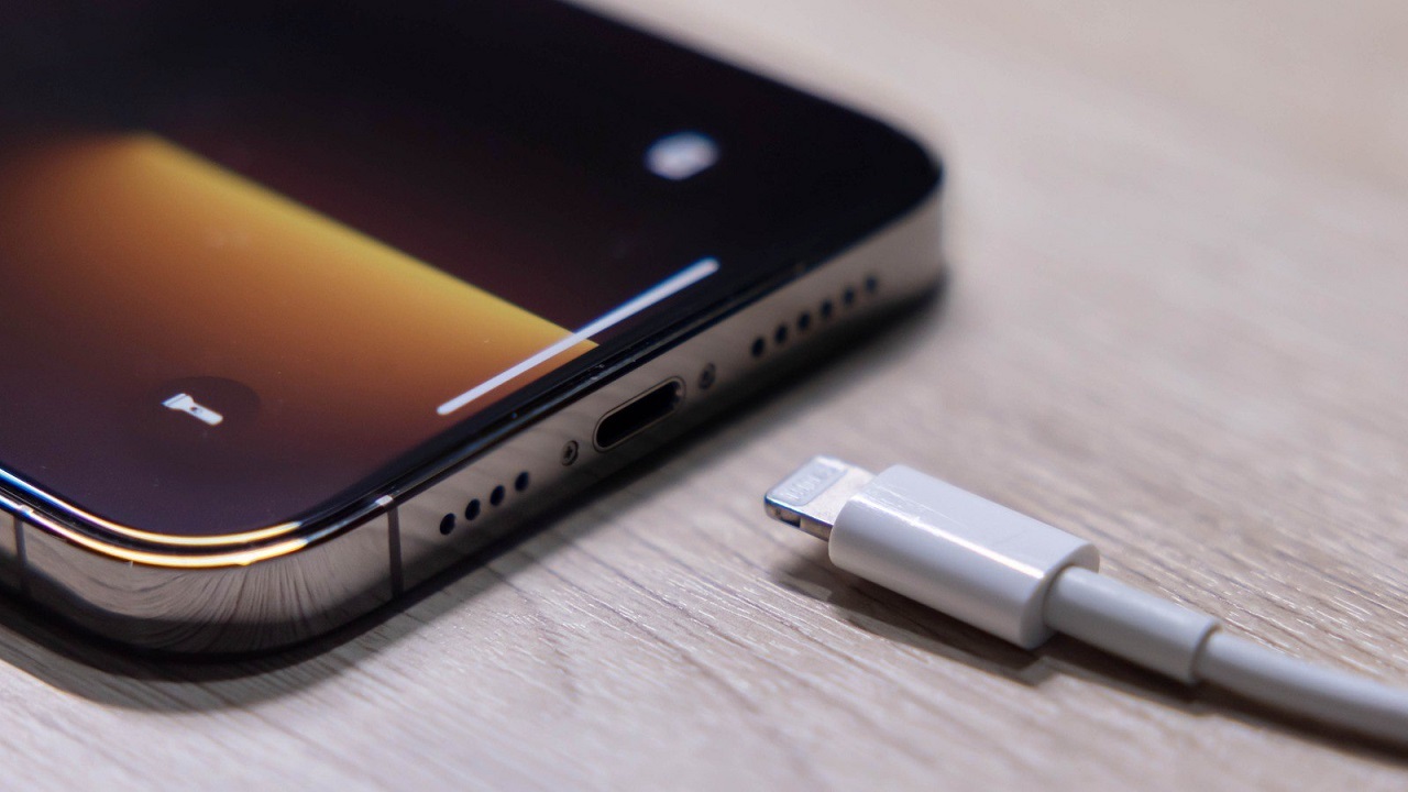 مشکلات در بخش شارژ گوشی می‌تواند به سلامت تلفن‌های همراه ضربه بزند در این گزارش ما به سه علت اصلی کند شارژ شدن گوشی‌های آیفون اشاره می‌کنیم.