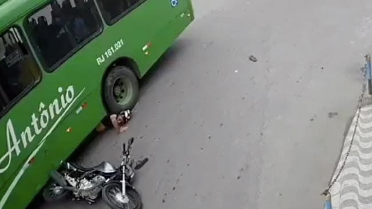 موتورسواری که به شکلی خطرناک در زیر اتوبوس سقوط کرده بود با خوش شانسی از مرگ گریخت.