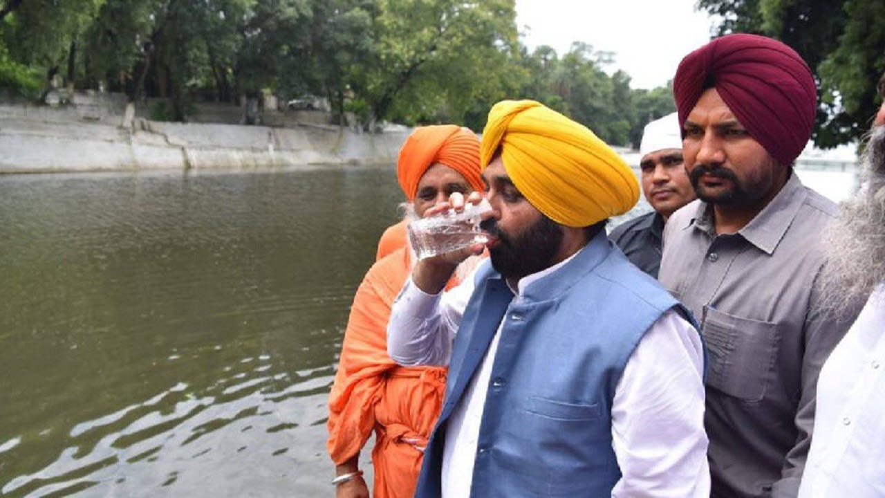 وزیر ارشد محلی در هند که در مراسم تمیزکردن آب رودخانه اقدام به نوشیدن آب آن کرده بود روانه بیمارستان شد.