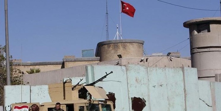پایگاه نظامیان ترکیه در شهر بعشیقه عراق شامگاه روز جمعه هدف حملات راکتی قرار گرفت.
