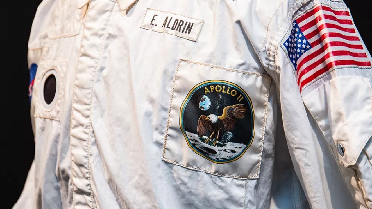 ژاکتی که باز آلدرین در ماموریت آپولو ۱۱ به تن کرده بود با قیمت ۲.۸ میلیون دلار در حراج ساتبیز فروخته شد و رکورد شکست.