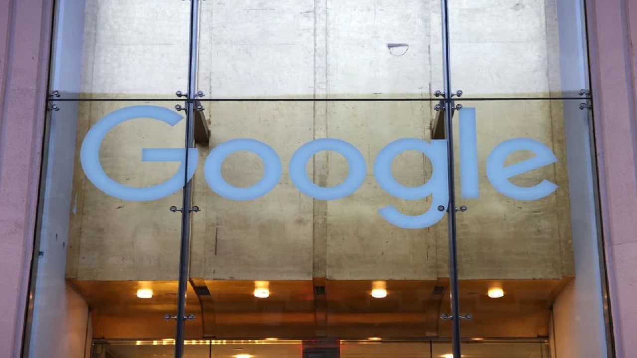گوگل مهندس نرم افزاری که ادعا کرده بود هوش مصنوعی این شرکت خودآگاه است را اخراج کرد.