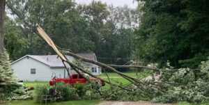 توفان تندری در چند ایالت ناحیه غرب میانه آمریکا به قطعی برق صدها هزار خانواده و کشته شدن سه نفر انجامید.