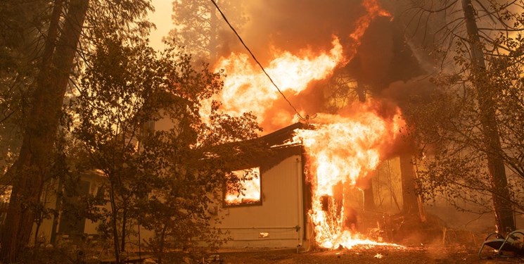 در پی آتش سوزی جنگل ملی «کلاماث» درایالت کالیفرنیای آمریکا، فرماندار این ایالت وضعیت اضطراری اعلام کرد.