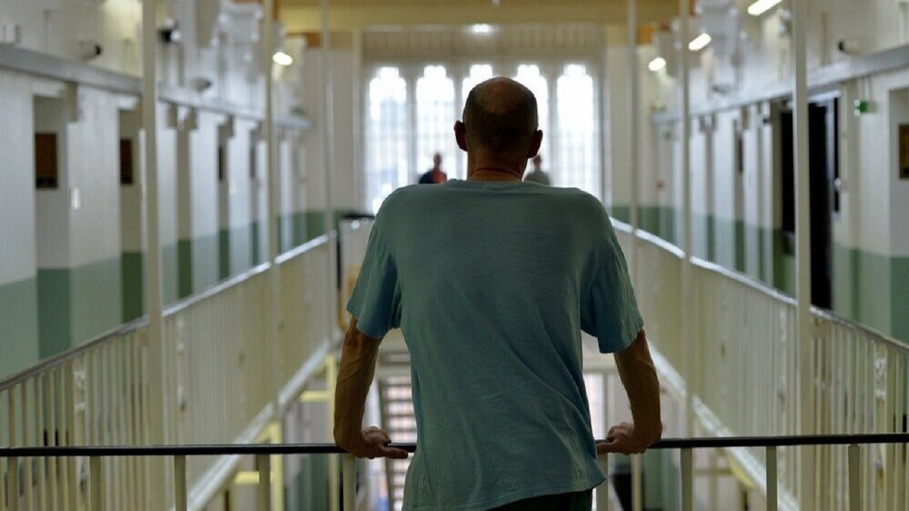 یک نگهبان زندان در انگلیس با کمک یک زندانی، گوشی موبایل به داخل قاچاق می‌کرد.