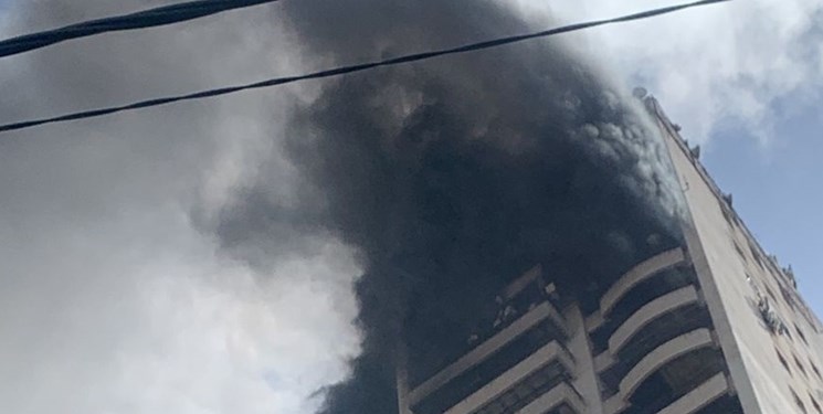 رسانه‌های لبنان از وقوع آتش‌سوزی مهیب در یک برج مشرف به بندر بیروت خبر دادند.
