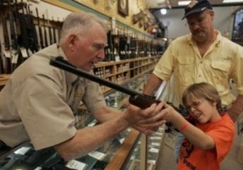 ۴۲ درصد از خانواده‌های آمریکایی  اسلحه دارند