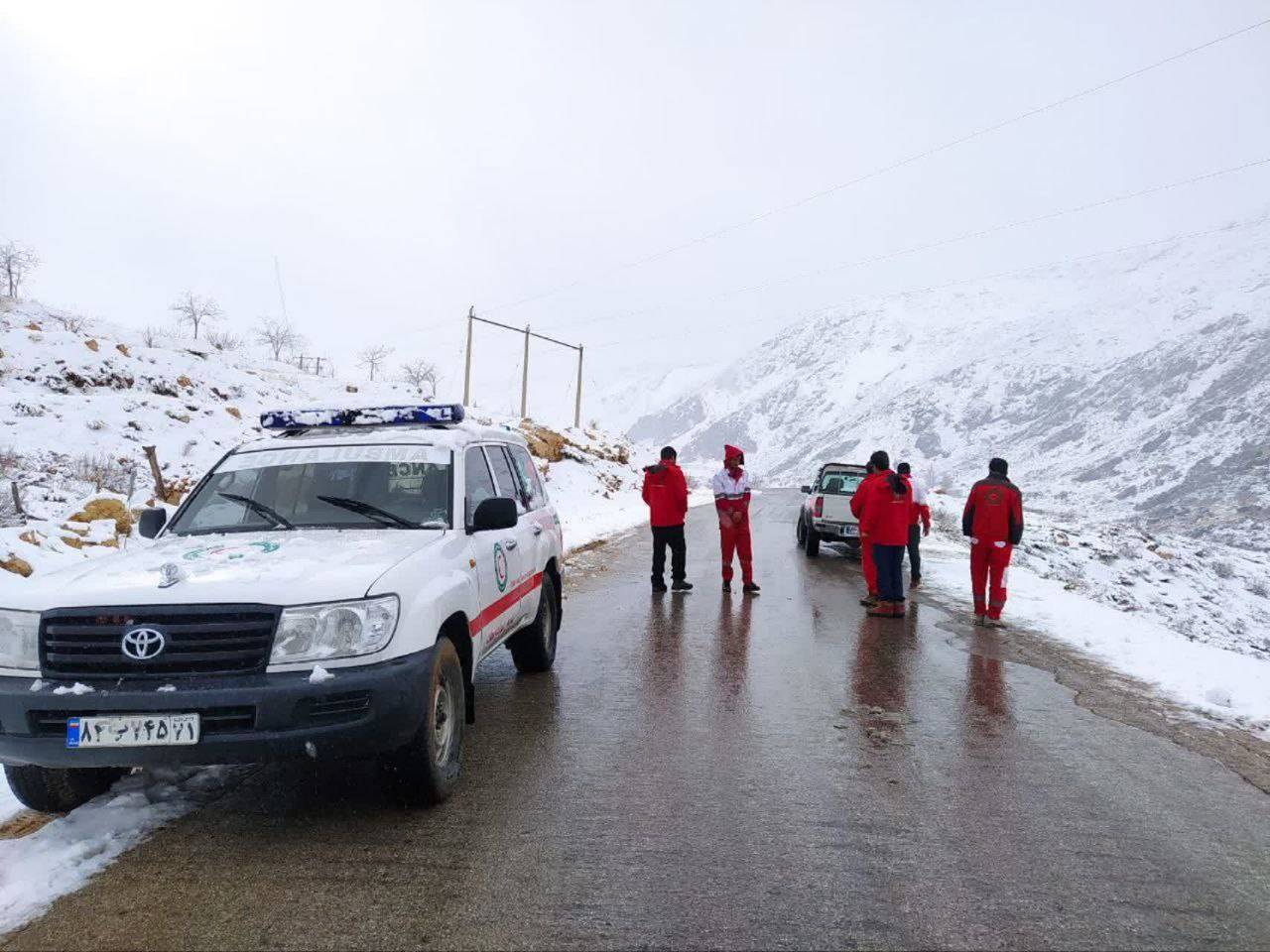 اعزام ۱۲ نجاتگر برای کمک به در راه ماندگان گردنه برف‌گیر چری