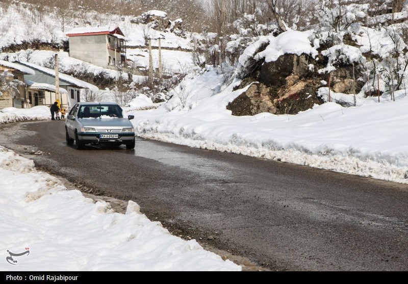 ترافیک سنگین در چالوس/بارش برف و باران در جاده‌های ۹ استان