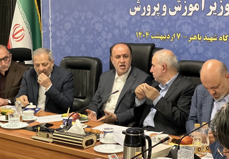 حاجی بابایی:از طرح‌ها ولوایح درباره فرهنگیان استقبال می‌کنیم